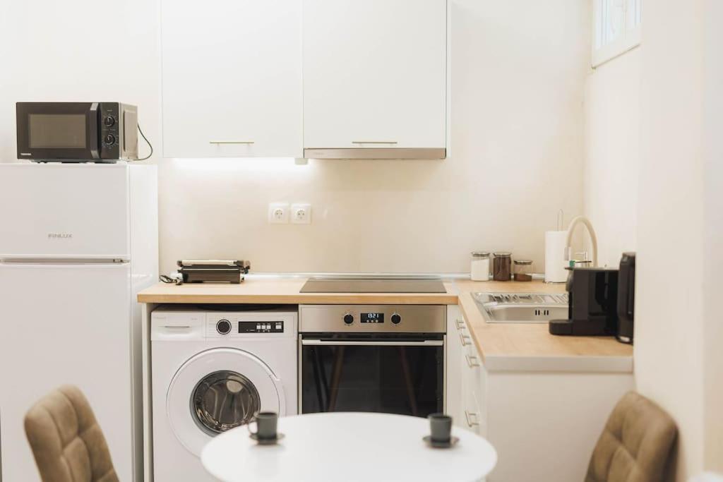 Modern Hiding Place In The Heart Of Атина Екстериор снимка