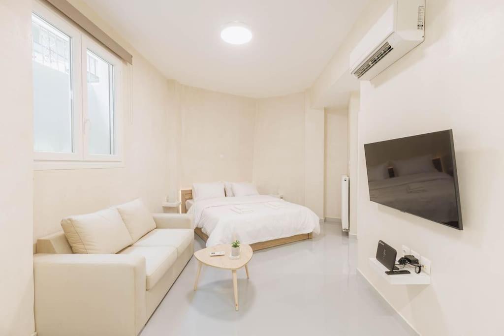 Modern Hiding Place In The Heart Of Атина Екстериор снимка