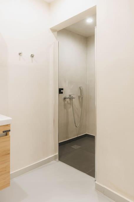 Modern Hiding Place In The Heart Of Атина Екстериор снимка