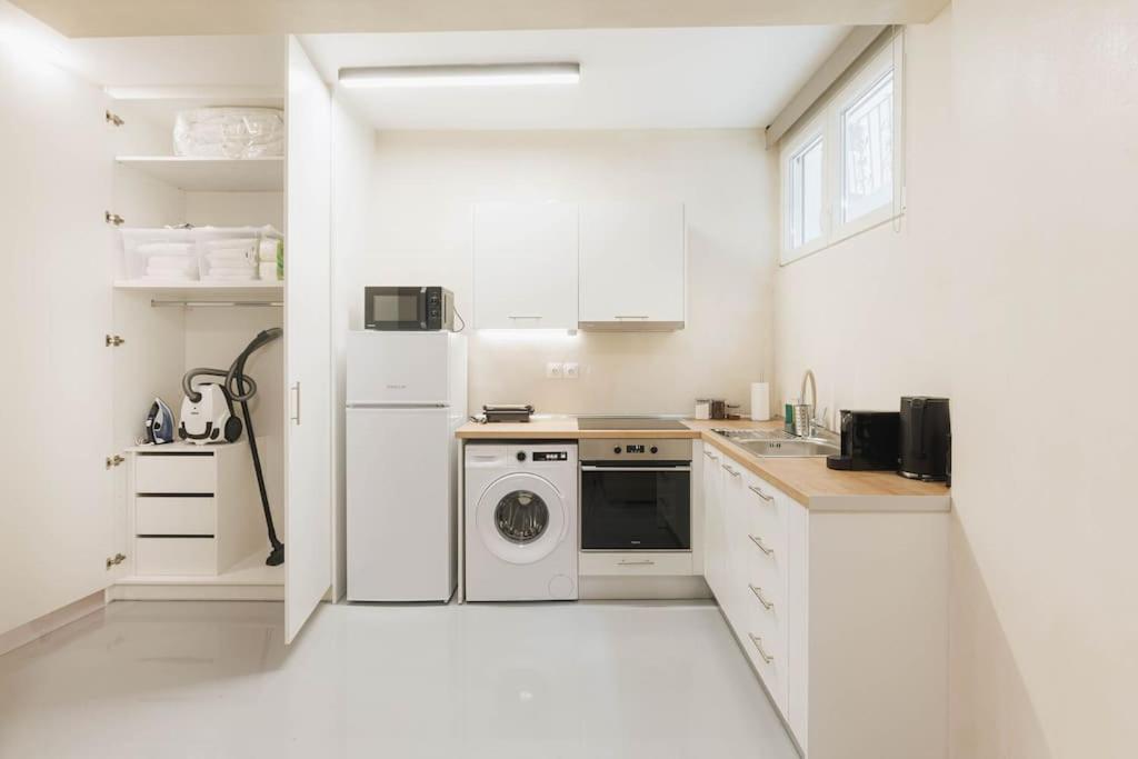 Modern Hiding Place In The Heart Of Атина Екстериор снимка