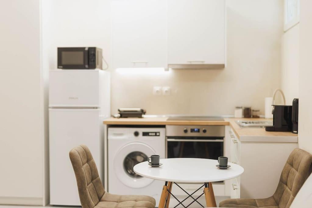 Modern Hiding Place In The Heart Of Атина Екстериор снимка