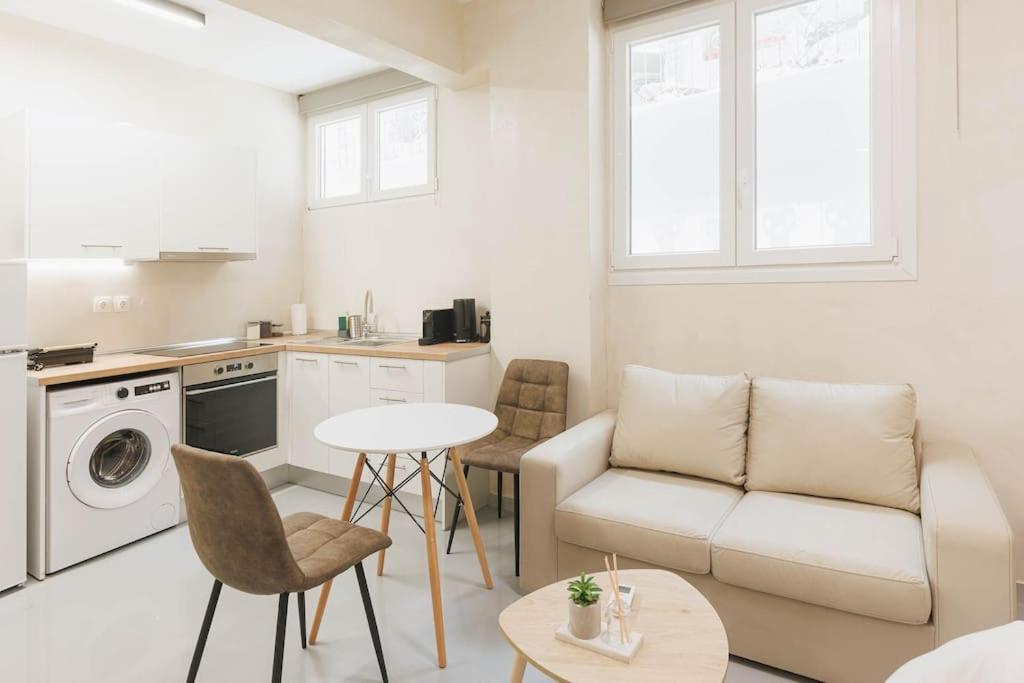 Modern Hiding Place In The Heart Of Атина Екстериор снимка