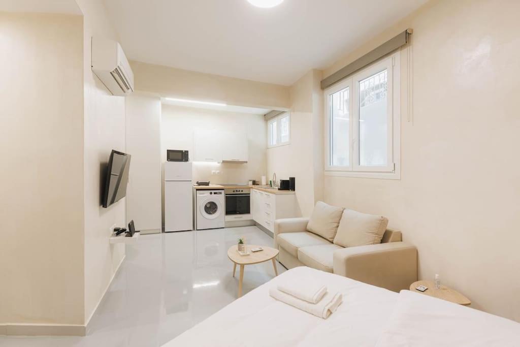 Modern Hiding Place In The Heart Of Атина Екстериор снимка